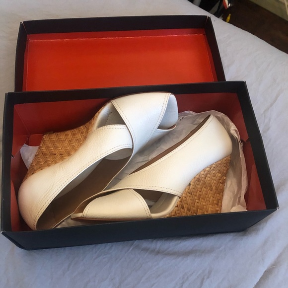 BCBG MAXAZRIA  NEVER BEEN WORN  wedge - Picture 7 of 12